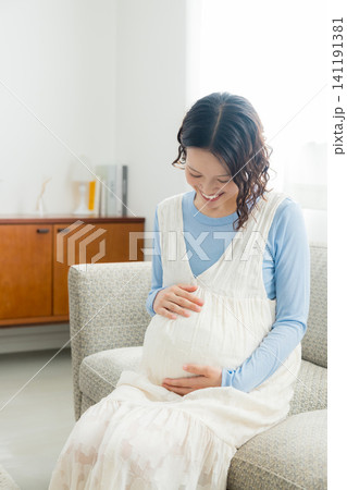 リビングでくつろぐ妊婦 リビングでくつろぐ妊婦 141191381