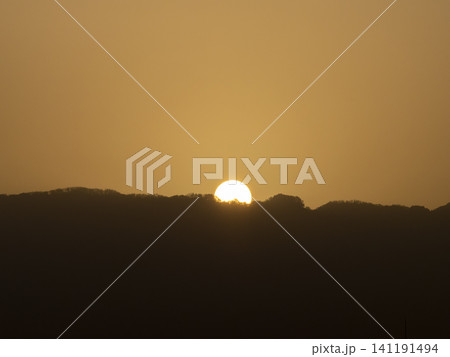 黄砂に覆われた空に昇る朝日 黄砂に覆われた空に昇る朝日 141191494