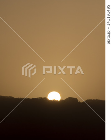 黄砂に覆われた空に昇る朝日 黄砂に覆われた空に昇る朝日 141191495