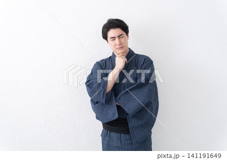 浴衣を着た考える男性 浴衣を着た考える男性 141191649