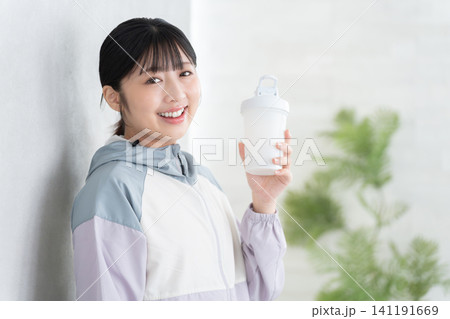 プロテインを飲む女性 プロテインを飲む女性 141191669