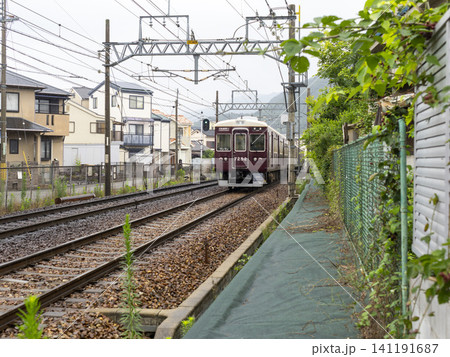 雨の中を走る能勢電鉄の7200系電車 141191687