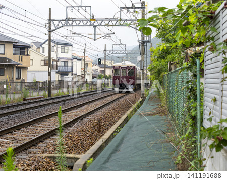 雨の中を走る能勢電鉄の7200系電車 141191688