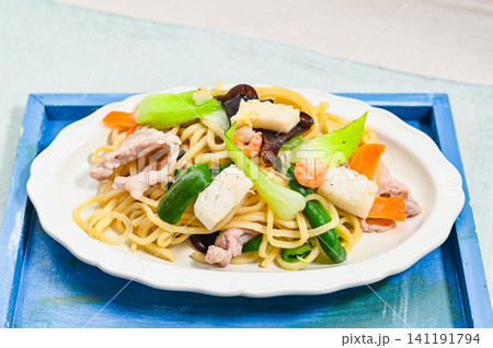 イカとエビの入った本格塩焼きそば イカとエビの入った本格塩焼きそば 141191794