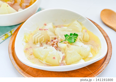 丸ごと玉ねぎのホワイトソース煮込み 丸ごと玉ねぎのホワイトソース煮込み 141191800