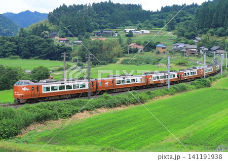 車体を傾斜させながら大カーブを疾走する273系電車の伯備線特急やくも号_2026/6/19撮影 車体を傾斜させながら大カーブを疾走する273系電車の伯備線特急やくも号_2026/6/19撮影 141191938