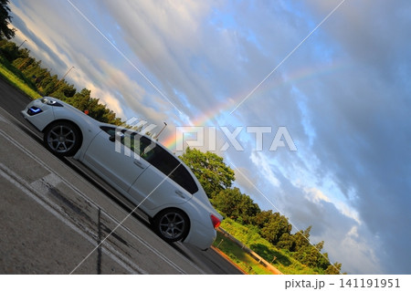 車と空に掛かる虹の風景 車と空に掛かる虹の風景 141191951