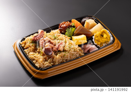たことごぼうの炊き込みご飯 弁当 たことごぼうの炊き込みご飯 弁当 141191992