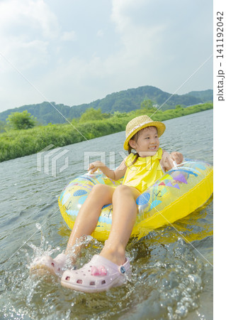 夏の川で遊ぶ女の子 夏の川で遊ぶ女の子 141192042