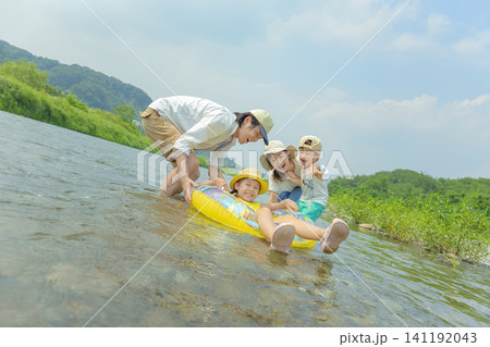 夏の川で遊ぶ4人家族 夏の川で遊ぶ4人家族 141192043