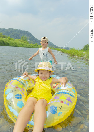 夏の川で遊ぶ姉と弟 夏の川で遊ぶ姉と弟 141192050