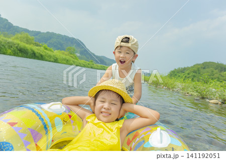 夏の川で遊ぶ姉と弟 夏の川で遊ぶ姉と弟 141192051