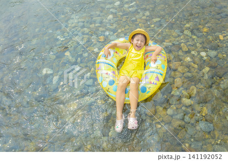夏の川で遊ぶ女の子 141192052