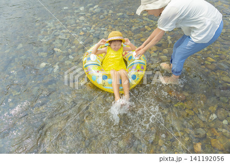 夏の川で遊ぶ女の子と母親 141192056