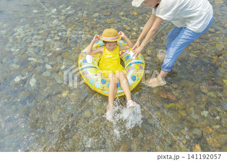 夏の川で遊ぶ女の子と母親 夏の川で遊ぶ女の子と母親 141192057