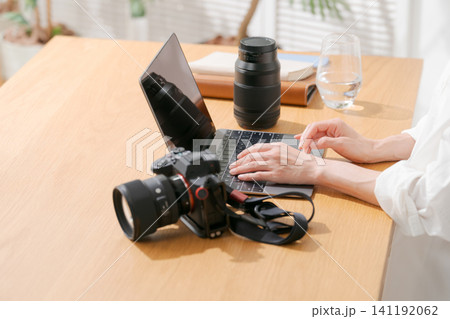 写真の編集をする女性の手元 141192062