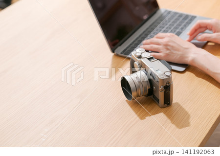写真の編集をする女性の手元 141192063