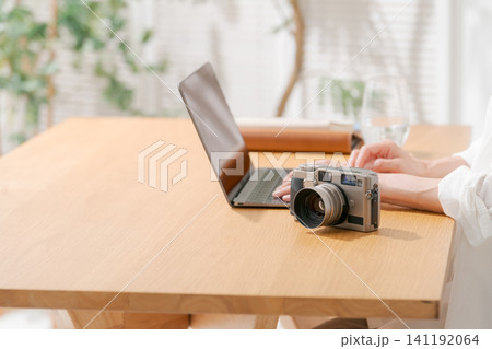 写真の編集をする女性の手元 写真の編集をする女性の手元 141192064