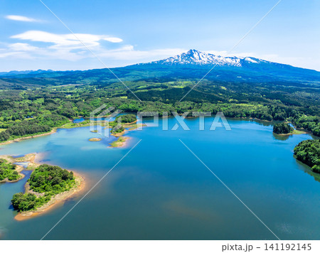 鳥海山と大谷地池(秋田県由利本荘市) 鳥海山と大谷地池(秋田県由利本荘市) 141192145