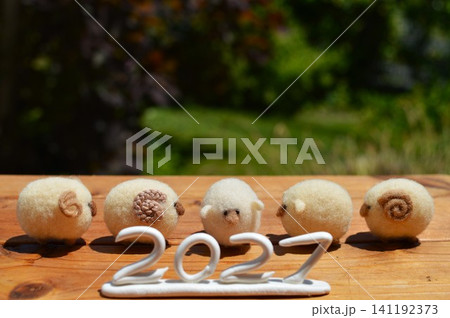 羊毛フェルトの羊が並ぶ年賀素材 羊毛フェルトの羊が並ぶ年賀素材 141192373
