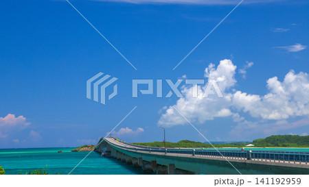 宮古島の青い海と真っ直ぐ伸びる綺麗な橋 宮古島の青い海と真っ直ぐ伸びる綺麗な橋 141192959