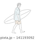 サーフィンを楽しむアクティブなシニア男性のイラスト 141193092