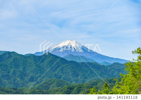 初夏の瀬渕山山頂から望む新緑の山々と富士山の絶景 初夏の瀬渕山山頂から望む新緑の山々と富士山の絶景 141193118