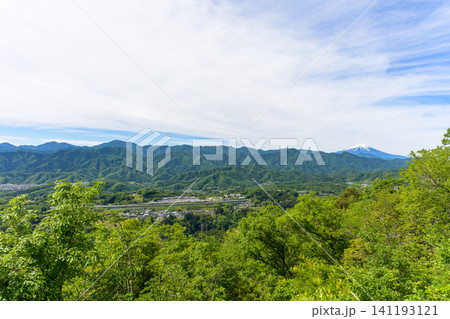 初夏の瀬渕山山頂から望む新緑の山々と富士山の絶景 141193121