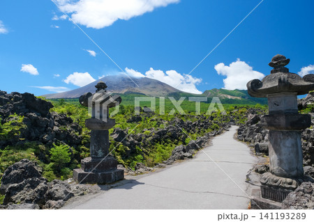 夏の浅間山と鬼押し出し 夏の浅間山と鬼押し出し 141193289