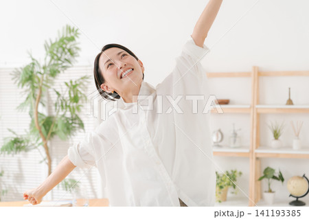 リビングで喜ぶ30代女性 141193385