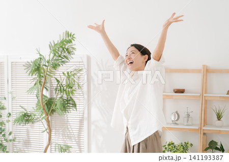 リビングで喜ぶ30代女性 141193387