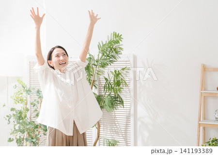 リビングで喜ぶ30代女性 リビングで喜ぶ30代女性 141193389