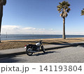 バイクツーリングのイメージ ヤシの木と海辺の道を走るソロツーリングのひととき 141193804