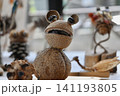 どんぐりや木の実で作られた可愛いカエルのハンドメイド人形 クラフト工作 141193805