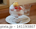カフェのカウンター席で楽しむおしゃれな「いちごかき氷」シュークリーム添え 141193807