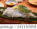 和食店で提供される新鮮なイカの刺身（イカそうめん）穂紫蘇添え 141193808