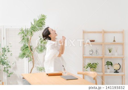 リビングで喜ぶ30代女性 リビングで喜ぶ30代女性 141193832