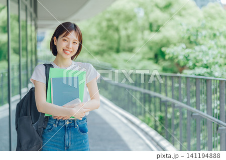 大学のキャンパスを歩く大学生　 141194888