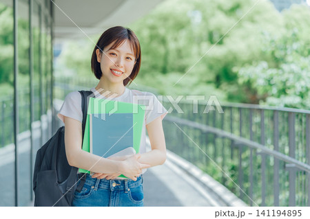 大学のキャンパスを歩く大学生 大学のキャンパスを歩く大学生 141194895