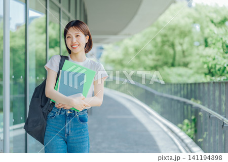大学のキャンパスを歩く大学生 大学のキャンパスを歩く大学生 141194898