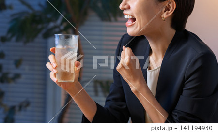 飲み物を持って笑う女性 飲み物を持って笑う女性 141194930
