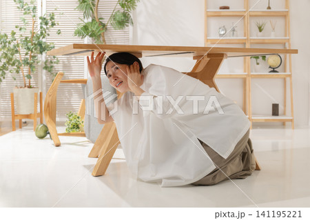 地震で避難する女性 地震で避難する女性 141195221