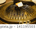 ジンギスカン（成吉思汗）鍋に豚の背脂を乗せたところ 141195503