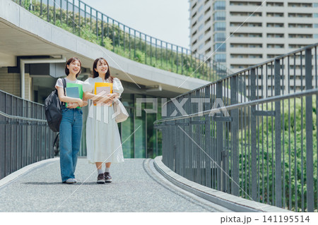 大学のキャンパスを歩く女子大生二人組 大学のキャンパスを歩く女子大生二人組 141195514