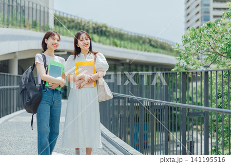 大学のキャンパスを歩く女子大生二人組 大学のキャンパスを歩く女子大生二人組 141195516