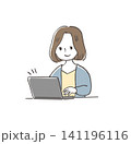 ノートパソコンで作業する女性 手描きイラスト 在宅ワーク ビジネス 141196116