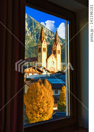 チロル谷の朝のテルフス教会の絶景 チロル谷の朝のテルフス教会の絶景 141196181