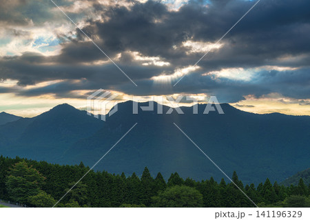 雲間から覗く夕焼け空とシルエットになった山並み 曽爾高原北側の丘からの夕景② 雲間から覗く夕焼け空とシルエットになった山並み 曽爾高原北側の丘からの夕景② 141196329