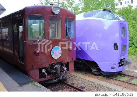 富良野・美瑛ノロッコ号の50形客車とラベンダーエクスプレス(富良野駅) 富良野・美瑛ノロッコ号の50形客車とラベンダーエクスプレス(富良野駅) 141196512