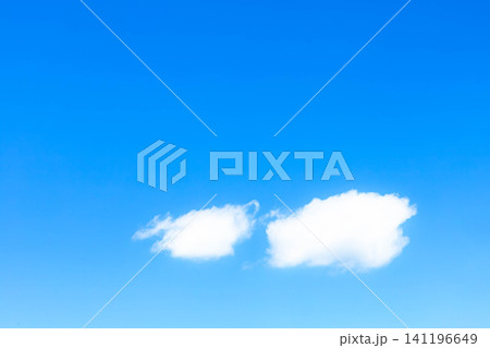 夏の青空と白い雲のシンプルな風景 夏の青空と白い雲のシンプルな風景 141196649